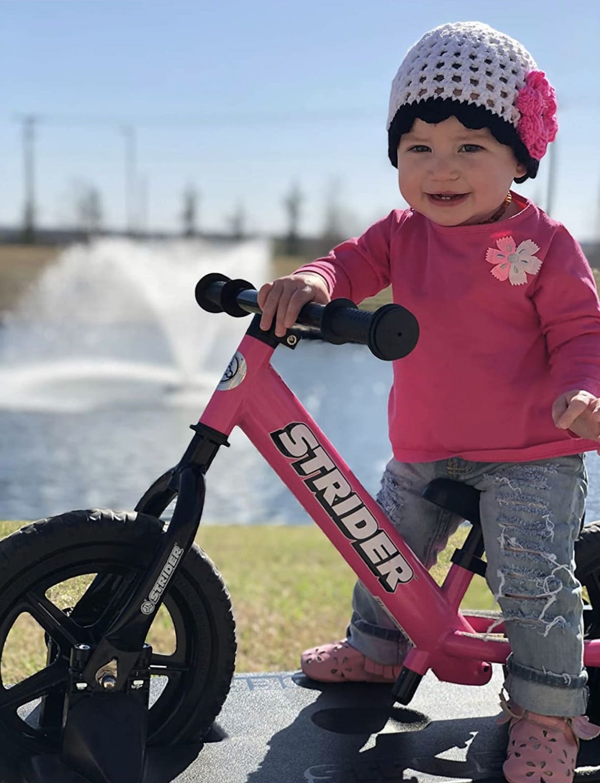 bebé utilizando una bicicleta sin pedales Strider Sport