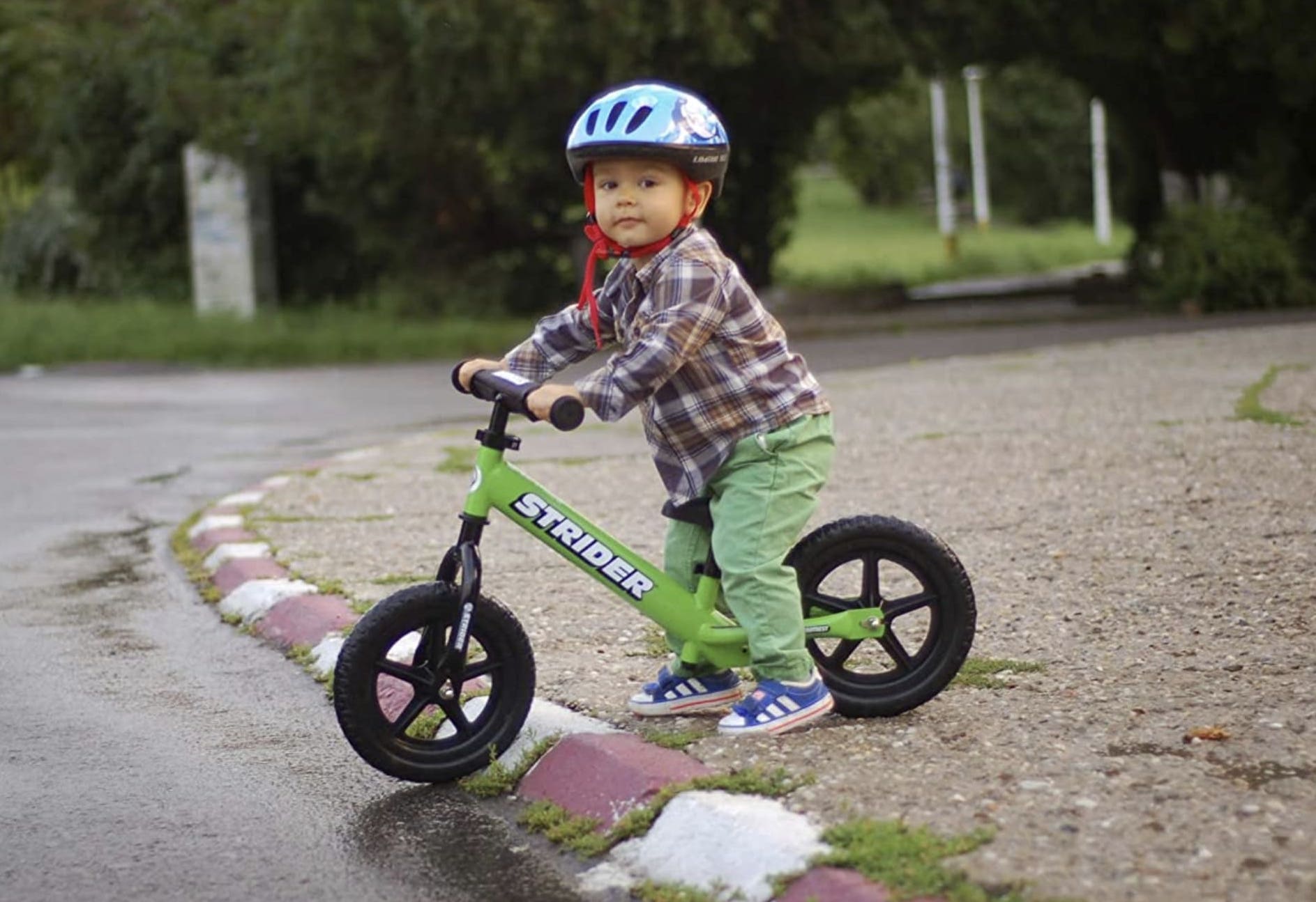 niño montando su bicicletas sin pedales