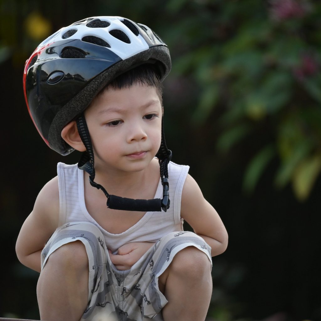 Niño con casco de bicicleta para niño que le queda grande
