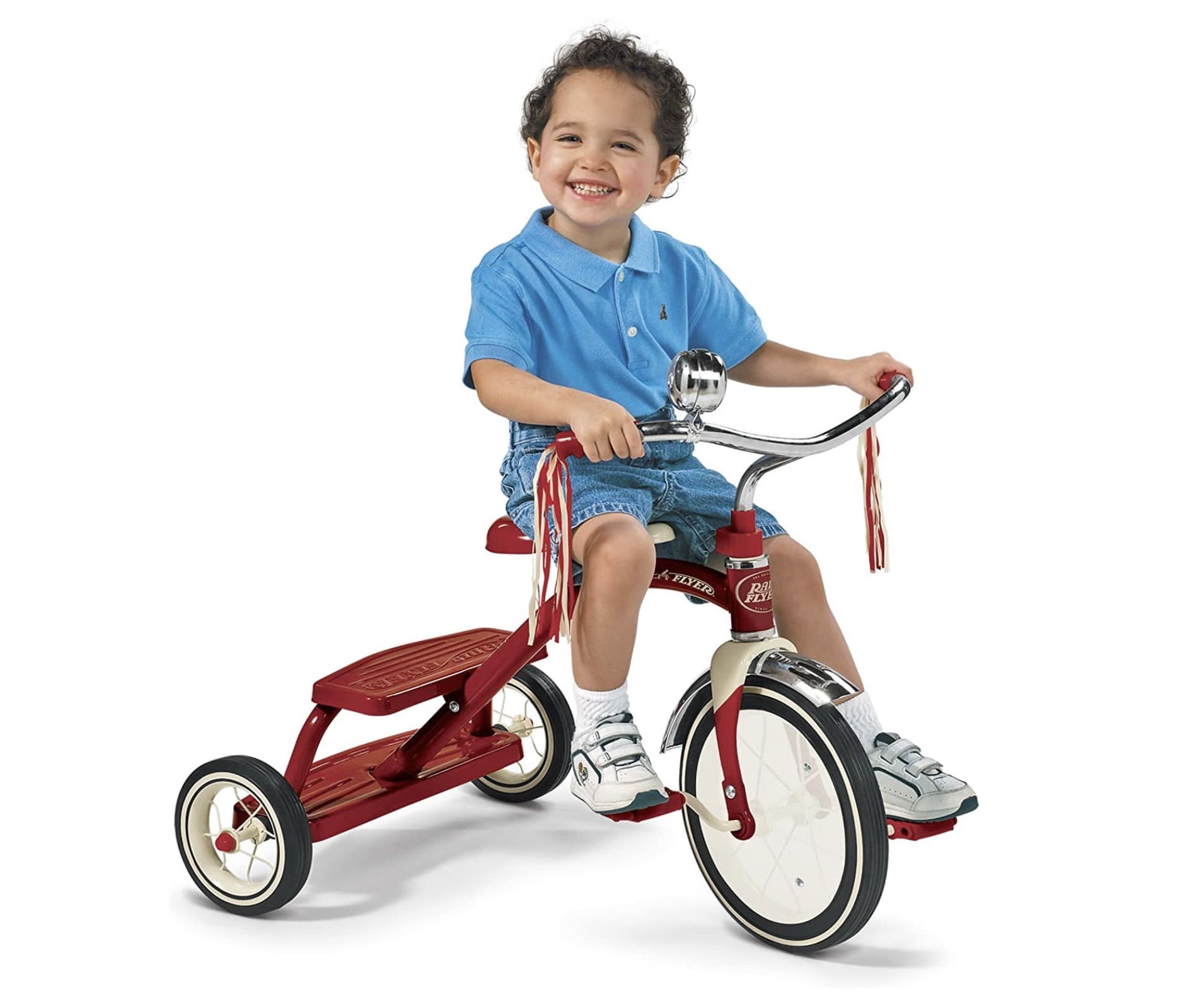 Niño montando en su triciclo Radio Flyer