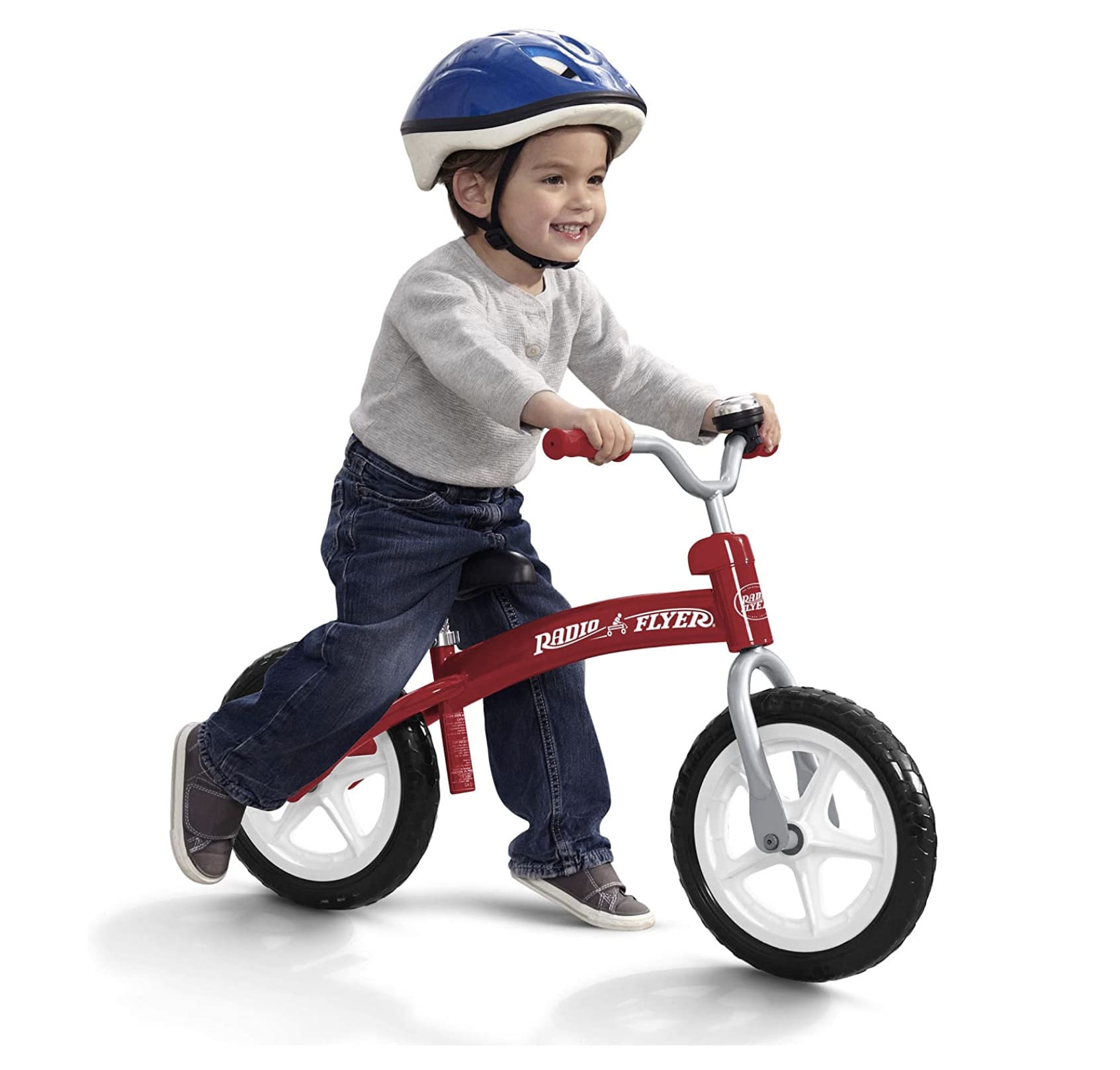 Niño llevando su bicicleta de equilibrio Radio Flyer