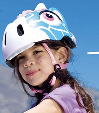 Niña llevando casco de bici niña de animales